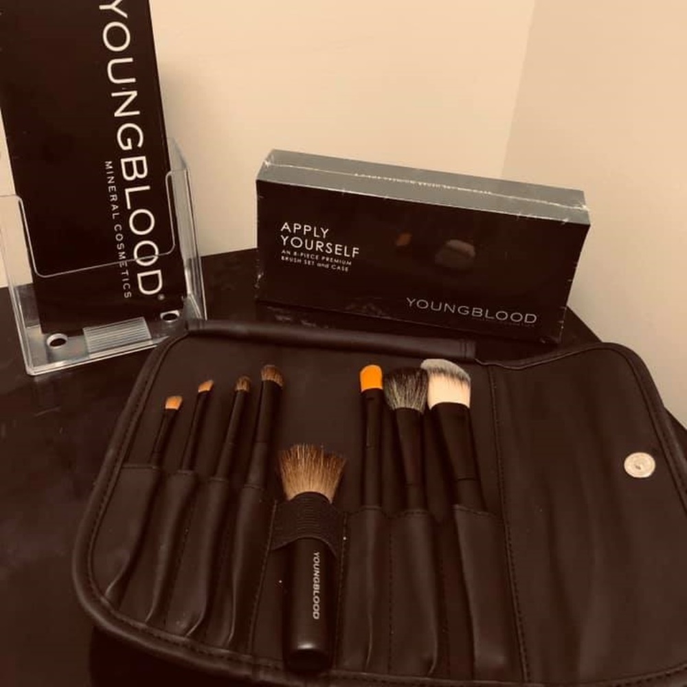 8 Piece Professional Brush Set w/travel case